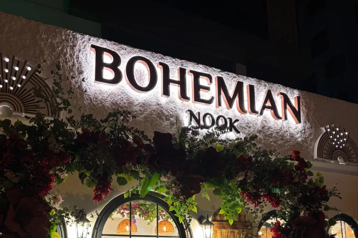 İzmir'de zemin aydınlatmalı tabela: Bohemian Nook, gece görünümü