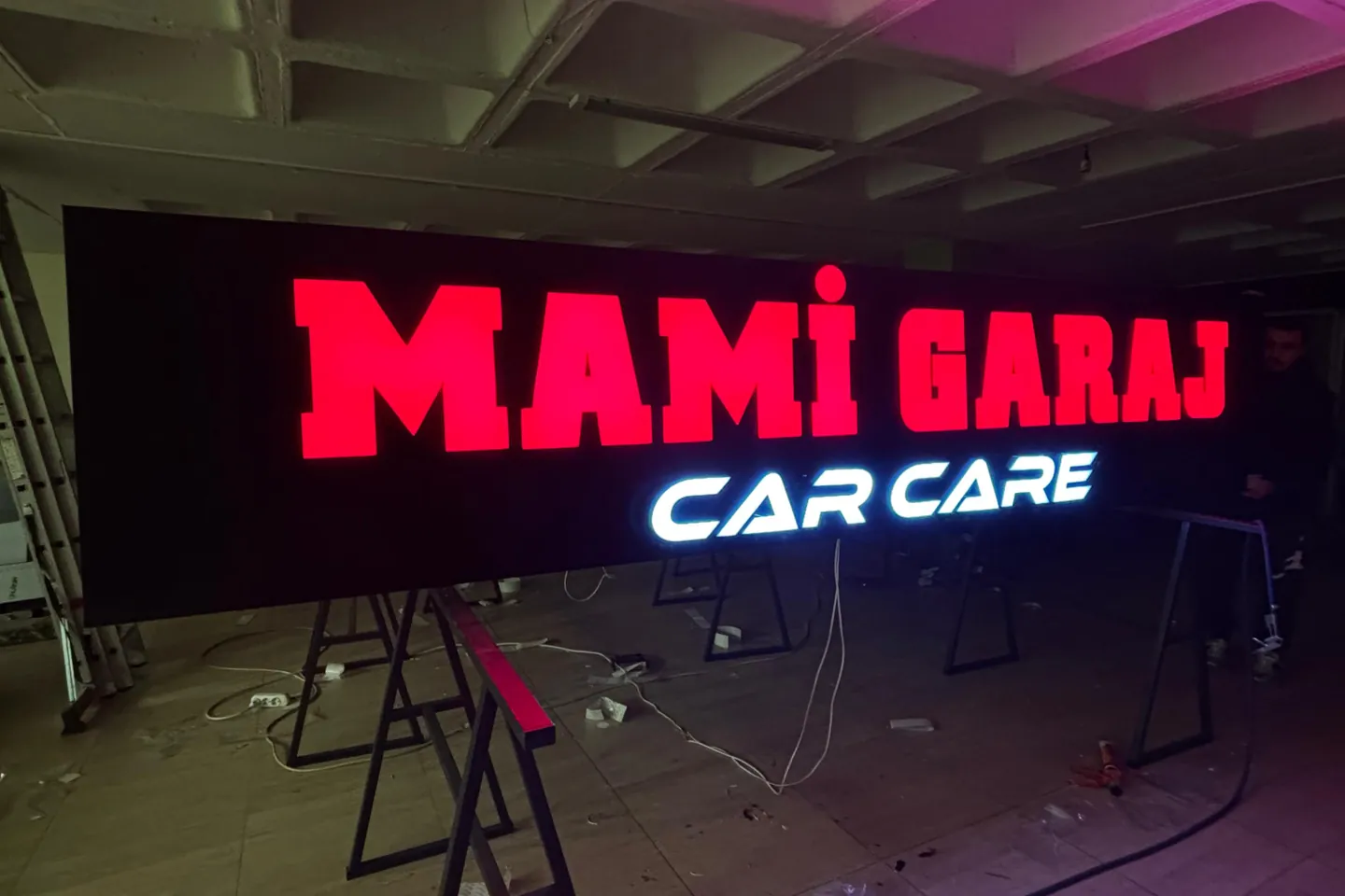 Pleksi kutu harf tabela: Mami Garaj, atölyede
