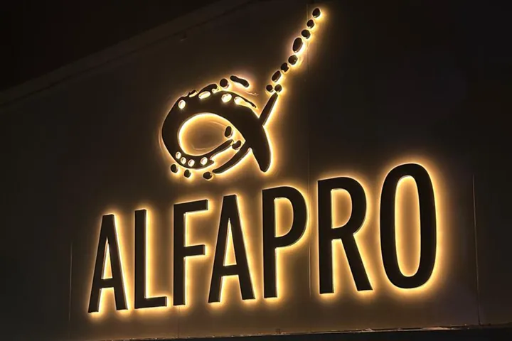 İzmir'de zemin aydınlatmalı tabela: Alfapro, gece görünümü