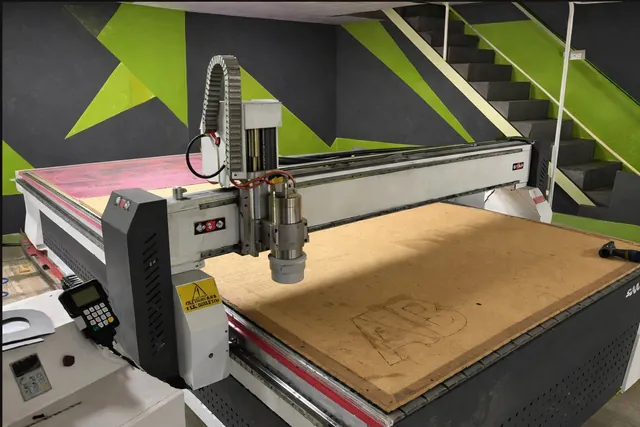 CNC router kesim makinesi ve kesim tablası