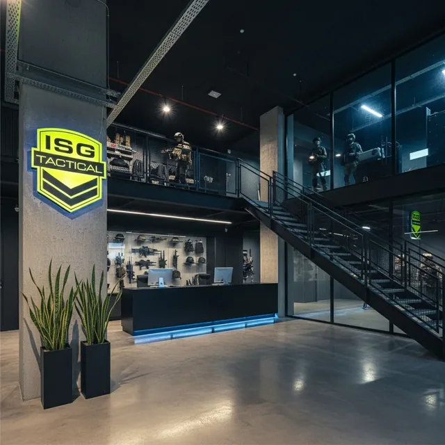 Showroom kolonunda ışıklı rozet biçimli logo