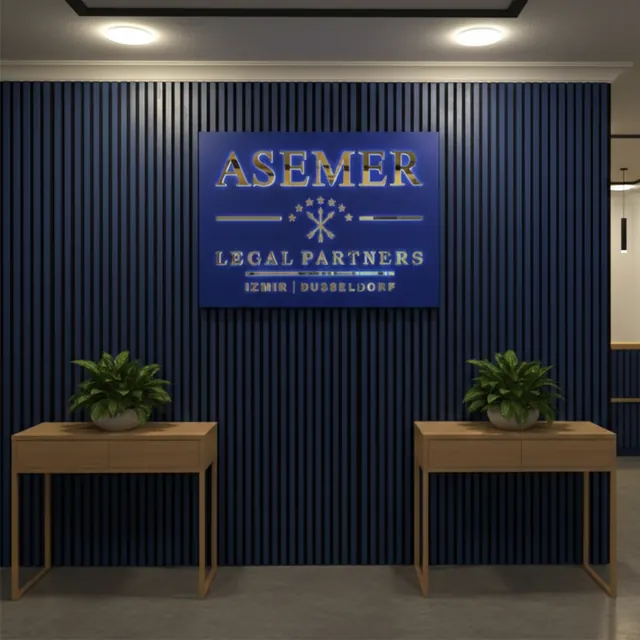 Hukuk bürosu girişinde lacivert panel üzerinde ışıklı logo