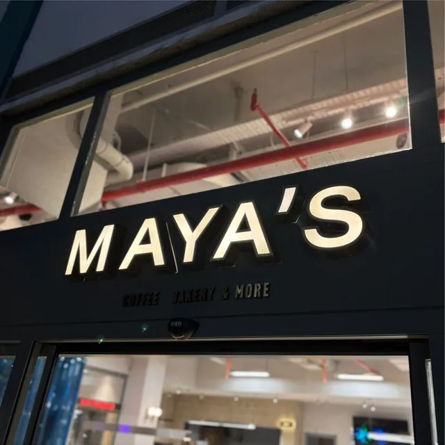 Kafe cephesinde ışıklı krom kutu harf tabela, gece