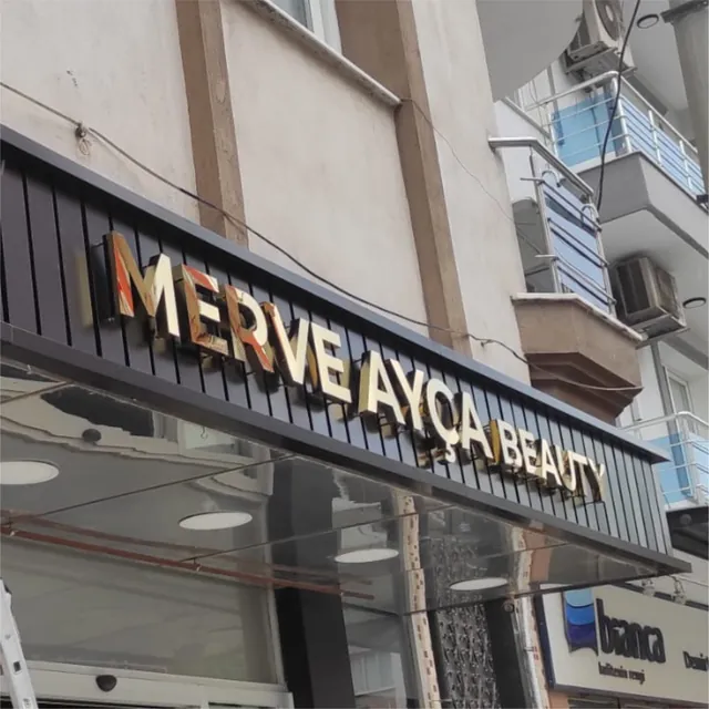 Güzellik salonu cephesinde krom kutu harf tabela