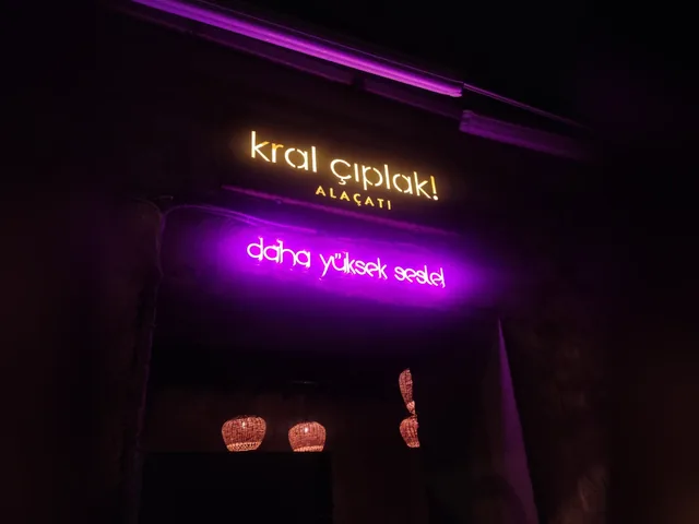Gece cephede neon yazılar: kral çıplak! Alaçatı