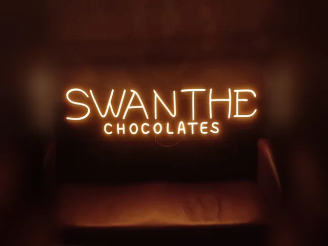 Turuncu neon yazı: Swanthe Chocolates